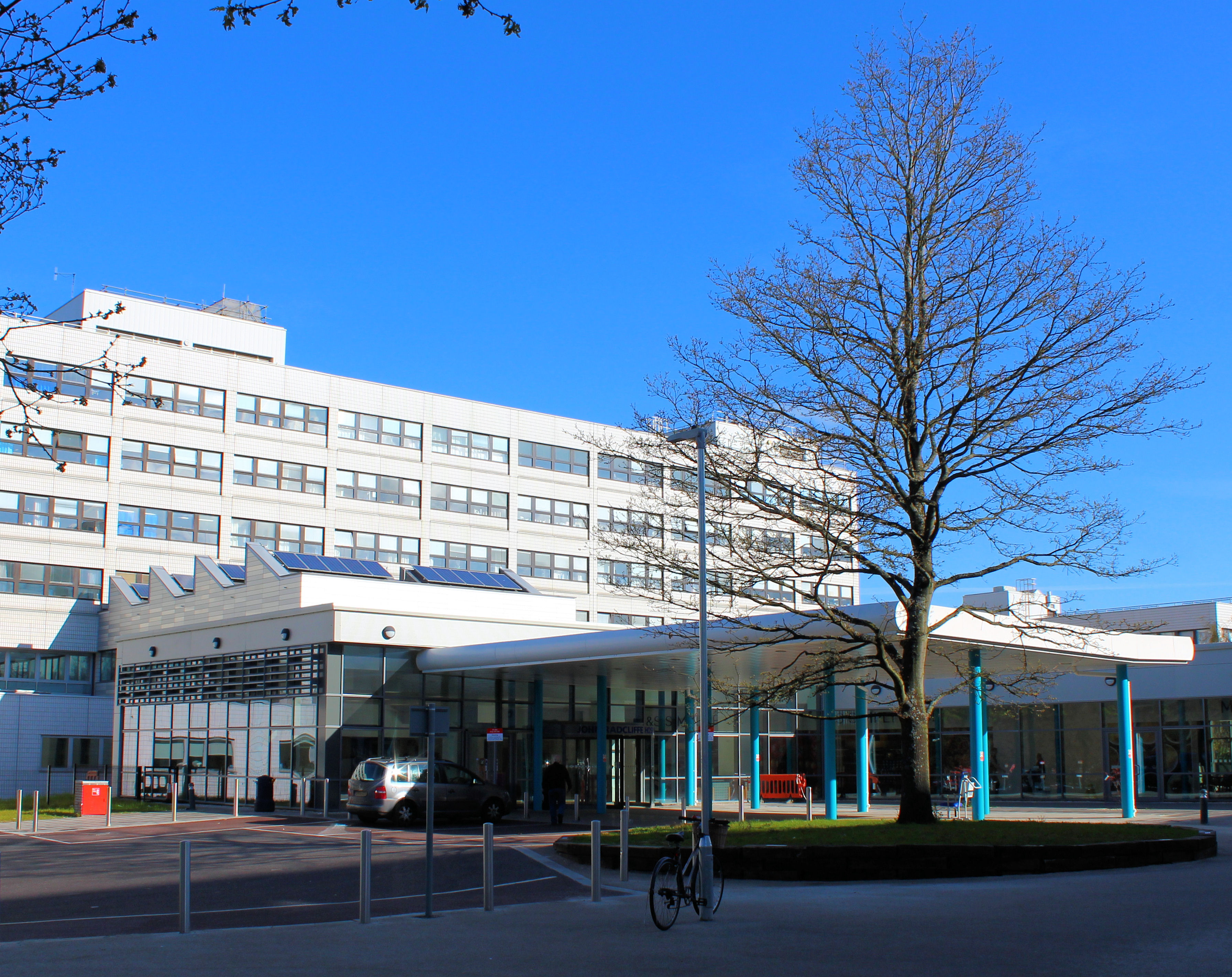 main entrance of the John Radcliffe Hospital