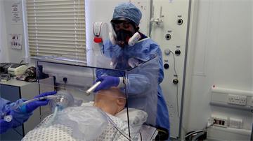 Clinician in PPE demonstrates the shielding box using a dummy