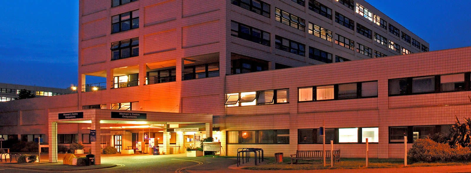 John Radcliffe Hospital Women's Centre at night